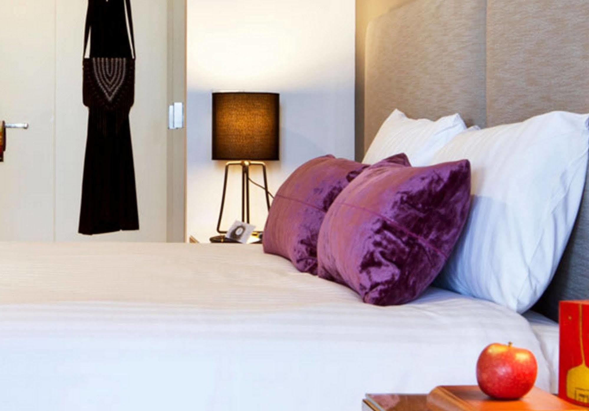 Hotel East And Canberra